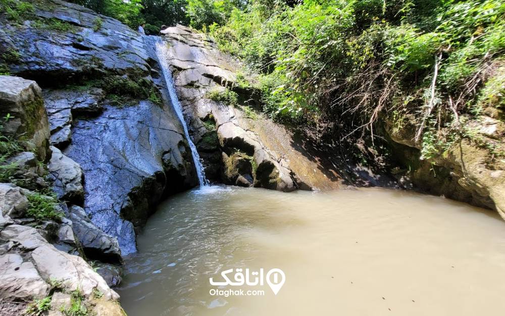 آبشار باریک ماهی مشو و استخر پایین آن