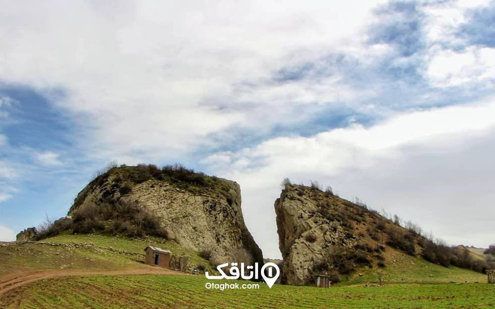 بشکافته سنگ دیلمان در میان دشتهای سرسبز از مکان های دیدنی گیلان