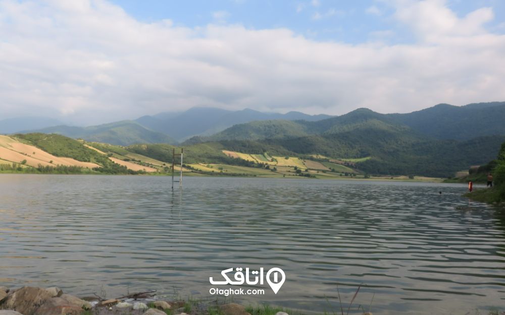 سد نومل با کوه های جنگلی