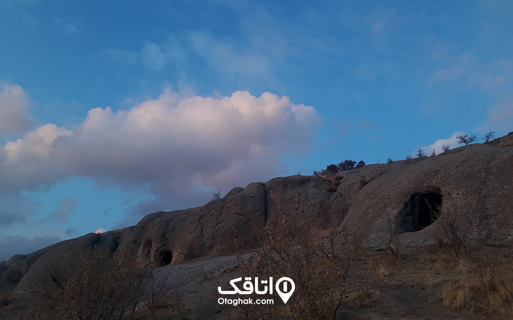 نمایی از غارهای دستکنده در دل کوه