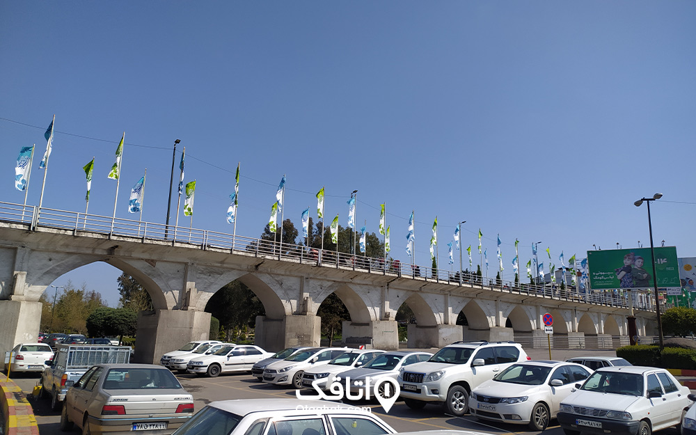 نمایی از پل دوازده چشمه که خودروها زیر آن پارک شدهاند