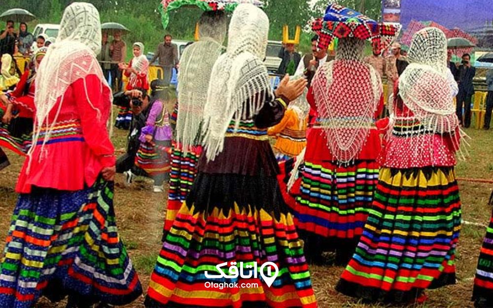 زنان مازندرانی که چارقد سفید قلاب‌دوزی شده به سر دارند