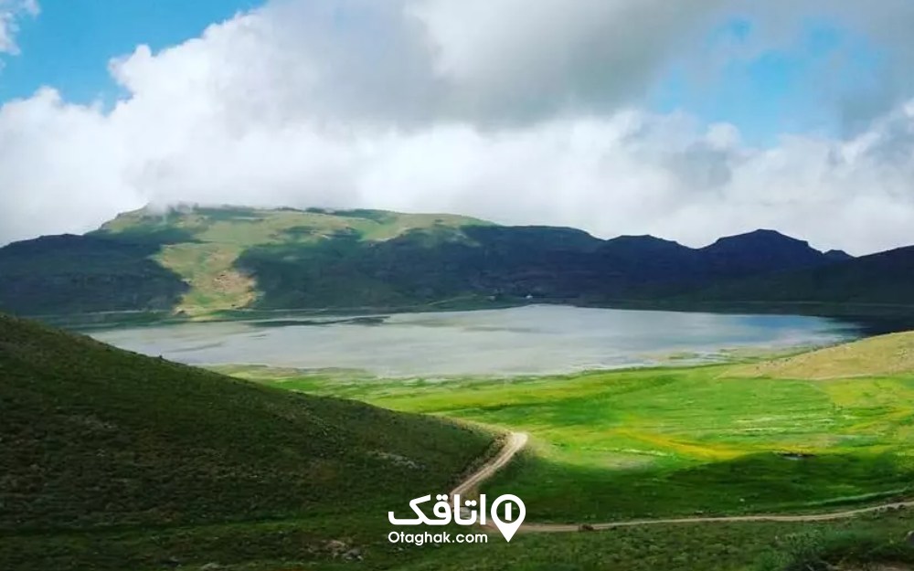 دریاچه نئور یکی از زیباترین دریاچه‌های ایران است