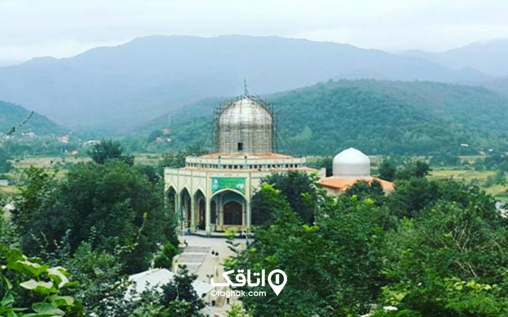 نمایی از امامزاده هاشم و کوهستانهای اطراف