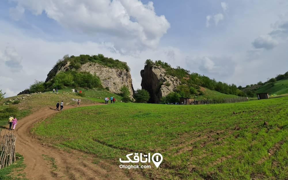 بشکافته سنگ دیلمان در منظره‌ای خیره‌کننده