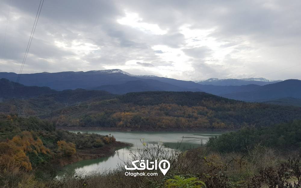 نمایی از دریاچه لفور و جنگلهای انبوه اطراف