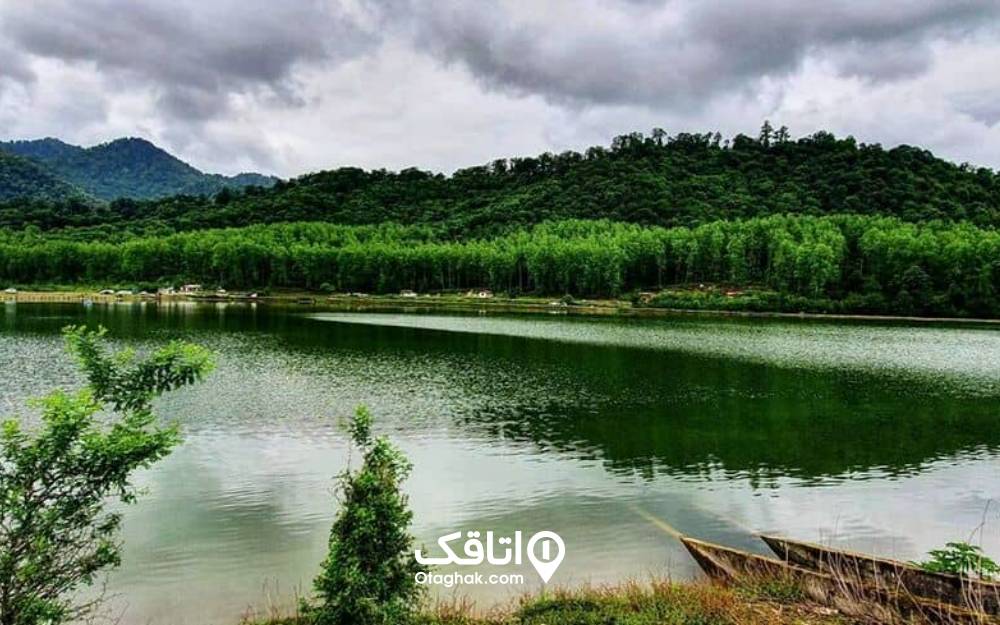 دریاچه سرآگاه و جنگلهای انبوه اطراف در هوای ابری