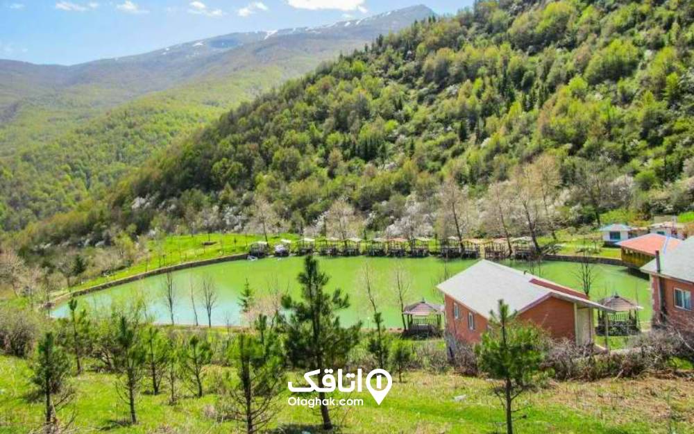 منظره‌ای از دریاچه قو رامسر و کوهستان‌های جنگلی اطراف