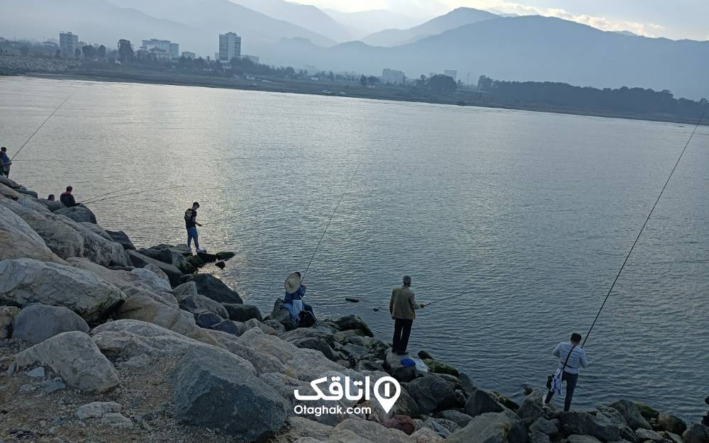 مردم درحال ماهیگیری در دماغه ساحلی رامسر