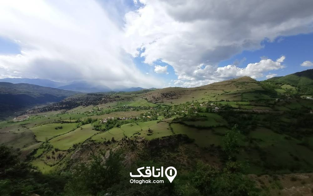 تپه‌های سرسبز و زیبای روستای دیورش
