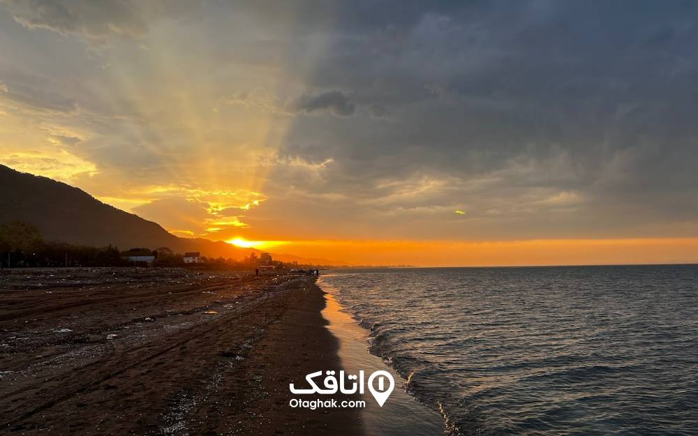 غروب شگفت‌انگیز خورشید بر فراز ساحل طلایی رامسر
