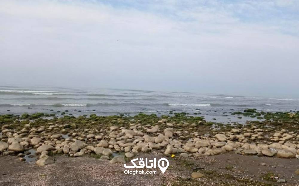 ساحل نقره‌ای رامسر و سنگ‌های ساحلی