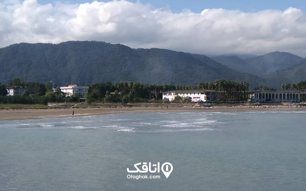 ساحل هتل کوثر و کوهستان‌های جنگلی
