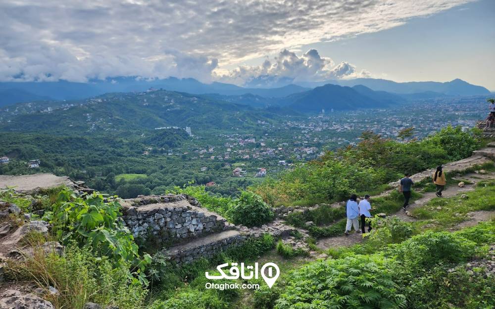 چشم انداز زیبا از بالای قلعه مارکوه چشم انداز زیبا از بالای قلعه مارکوه