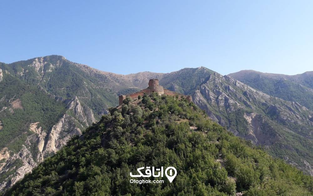 قلعه باشکوه کنگلو برفراز کوهی جنگلی