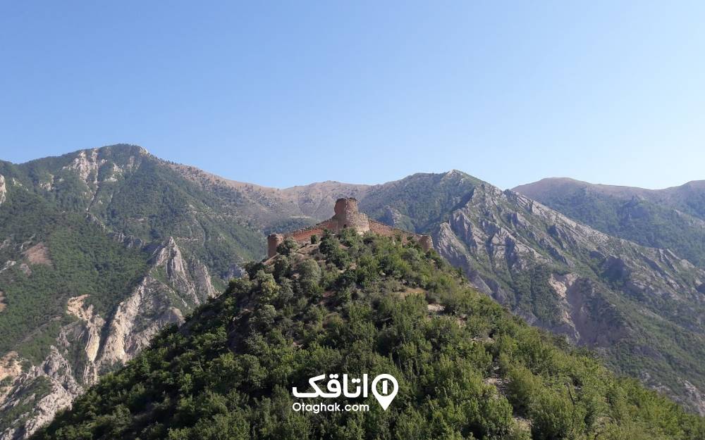 قلعه باشکوه کنگلو برفراز کوهی جنگلی قلعه باشکوه کنگلو برفراز کوهی جنگلی