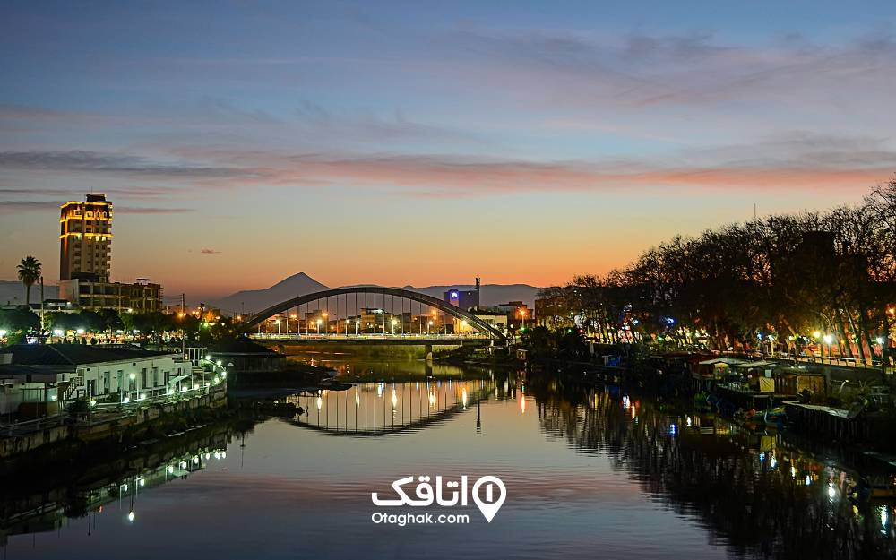 نمایی زیبا و دلنشین از پل معلق بابلسر در هنگام غروب