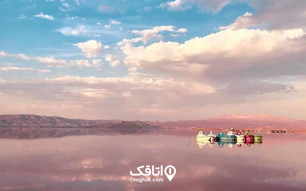 نمای قایق‌های روی دریاچه مهارلو شیراز