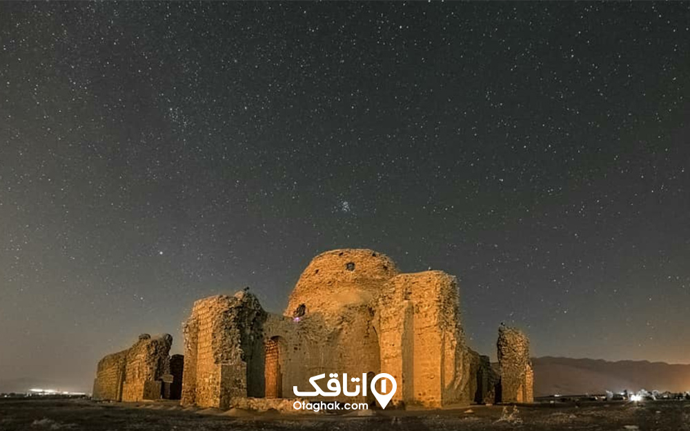 نمایی از کاخ ساسانی سروستان در دل شب