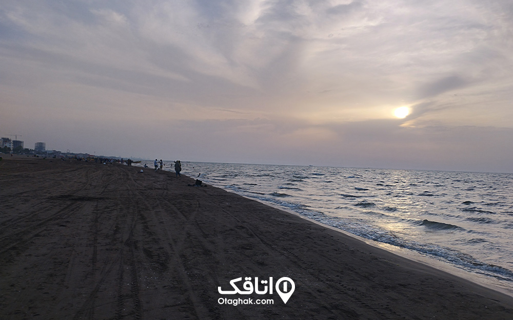 نمایی از ساحل بابلسر نزدیک غروب