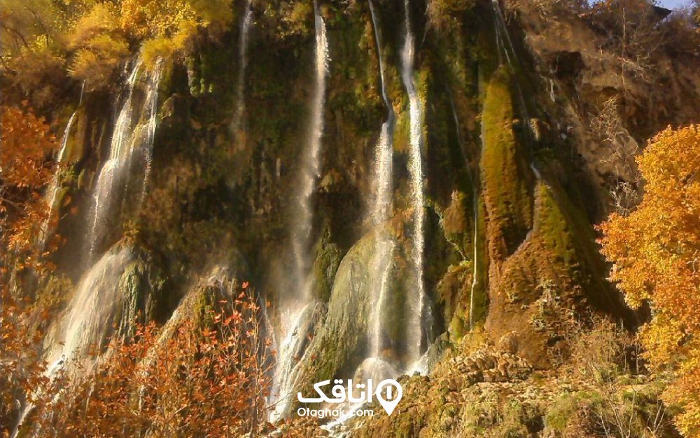 نمایی زیبایی از آب و هوای آبشار بیشه در پاییز