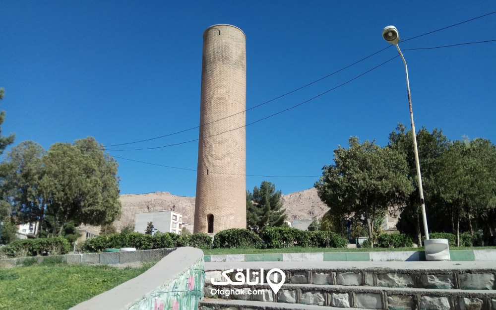 نمای مناره آجری خرم آباد از داخل پارک