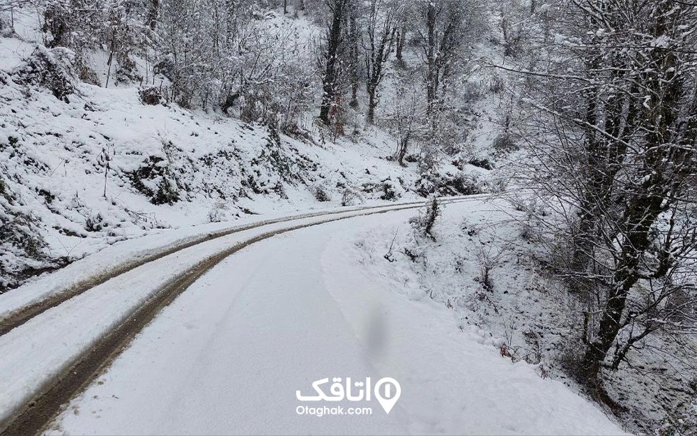 نمایی از یک جاده برفی در زمستان ماسال