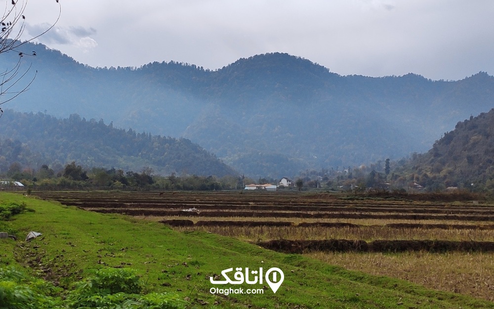 نمایی از روستای سیاه مرد مه آلود