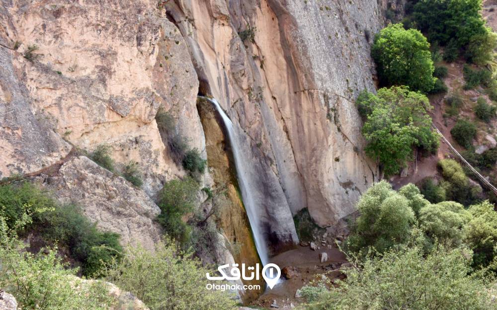 آبشار شاهاندشت در میان کوهستان