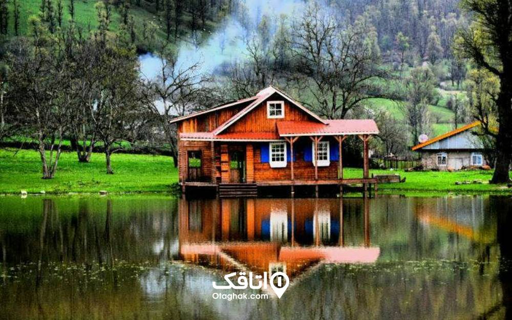 تصویری زیبا از کلبه چوبی روی آب در روستای استخرگاه