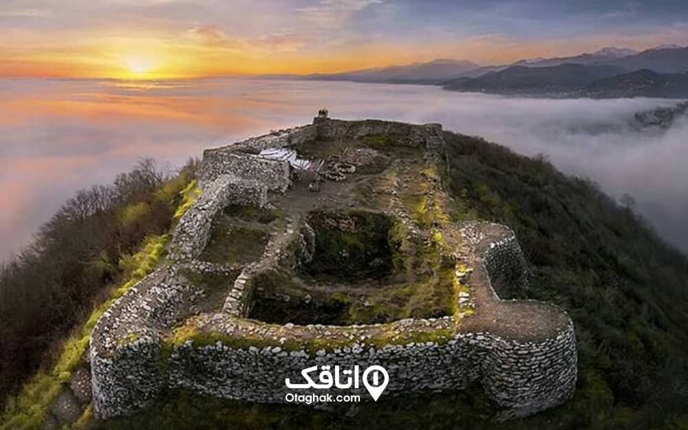 مناظر اطراف قلعه مارکوه و دریاچه ابر هنگام غروب
