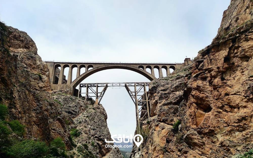پل باشکوه ورسک و صخره‌های سنگی
