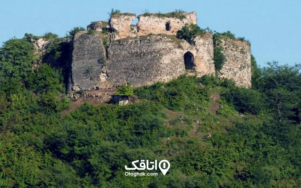 چشماندازی جذاب از قلعه کول بر فراز تپه