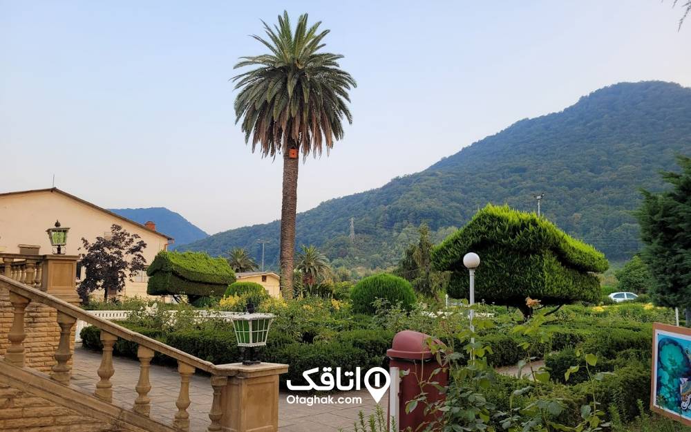 محوطه هتل قدیم رامسر و چشم انداز کوهستان های جنگلی