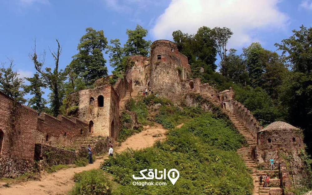 نمایی از قلعه رودخان و درختان اطرافش در روز