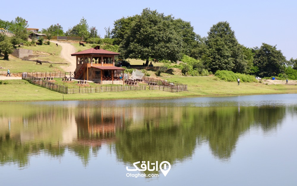 نمای دریاچه سقالسکار و چند خانه در روز