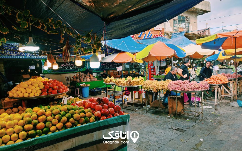 نمایی از بخش میوه‌فروشان در بازار روز رشت