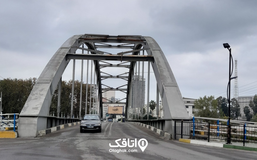 نمایی از ورودی پل معلق بابلسر در روز