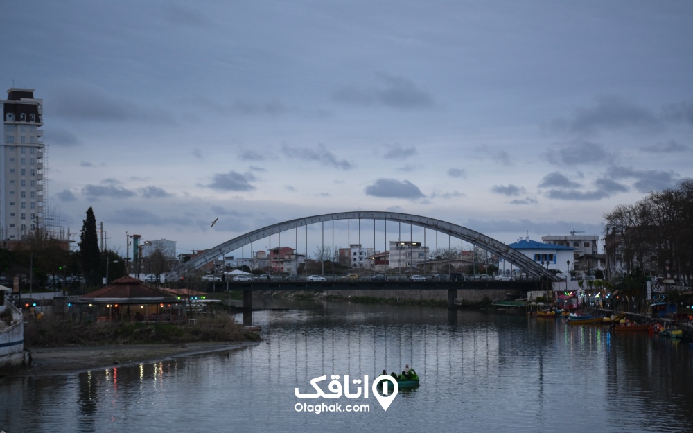 نمایی از آسمان ابری بابلسر و پل معلق در غروب