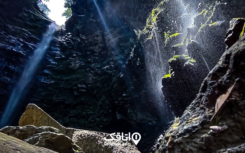 تصویری رویایی از برخورد قطره‌های آب آبشار گزو با صخره‌ها