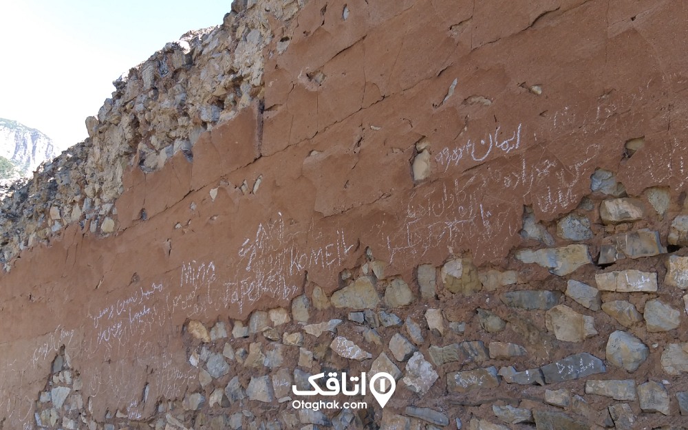 نمایی از یادگاری‌هایی که روی دیوار قلعه کنگلو نوشته شده است
