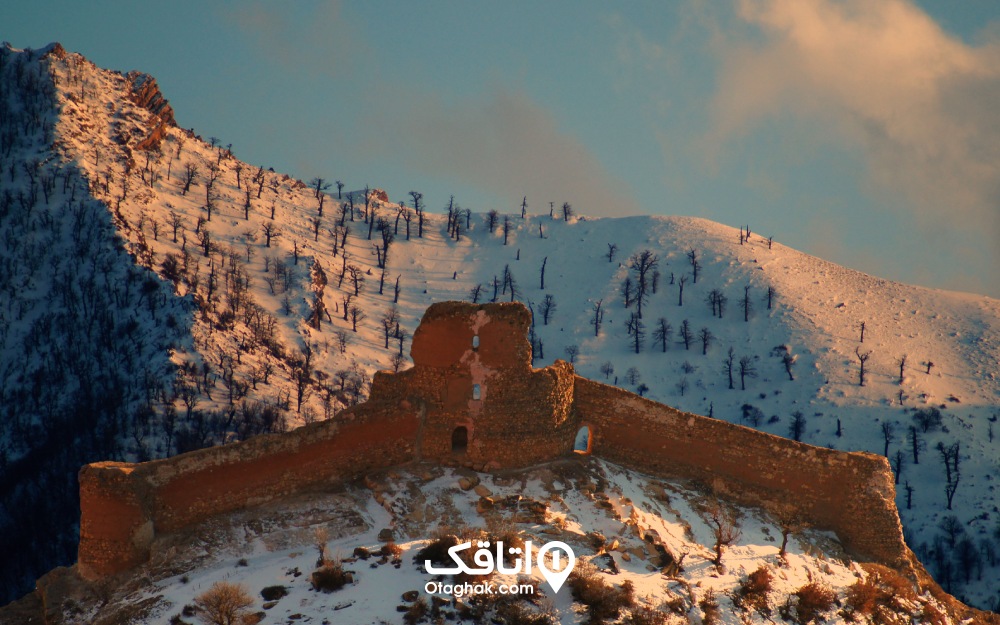 نمایی برفی از قلعه کنگلو در روز