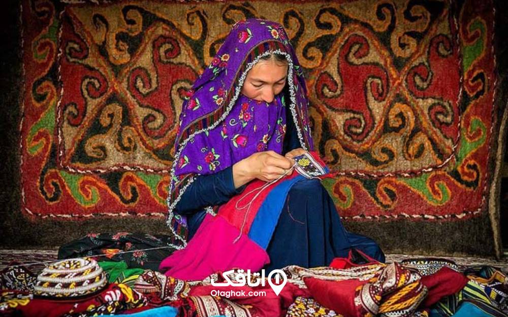 زن ترکمن با لباس محلی در بازار سنتی ترکمن