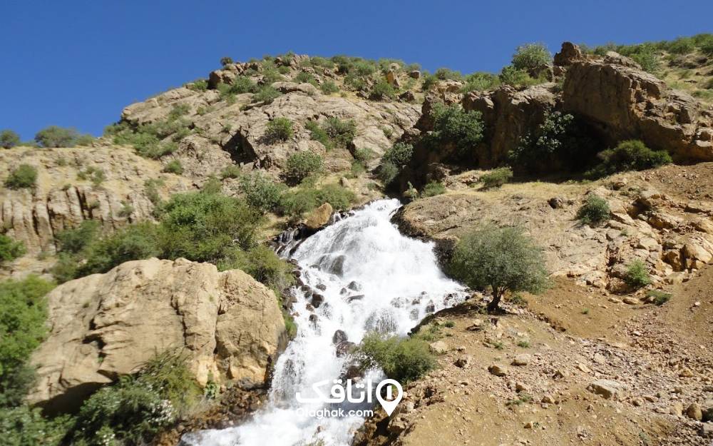 آبشار پشندگان در میان کوهستانها