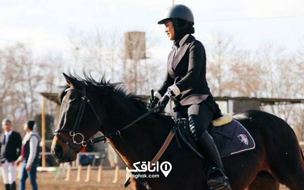 زنی سوار بر اسب در باشگاه سوارکاری ارشاد