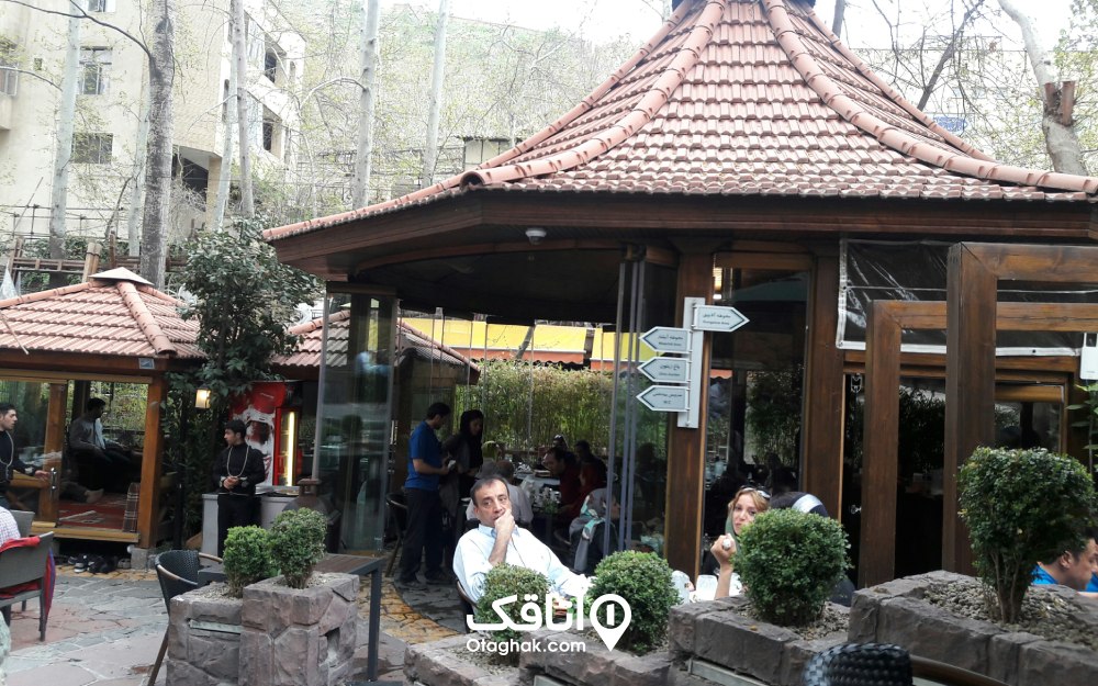 یکی از رستوران‌های اطراف میدان درکه در روز