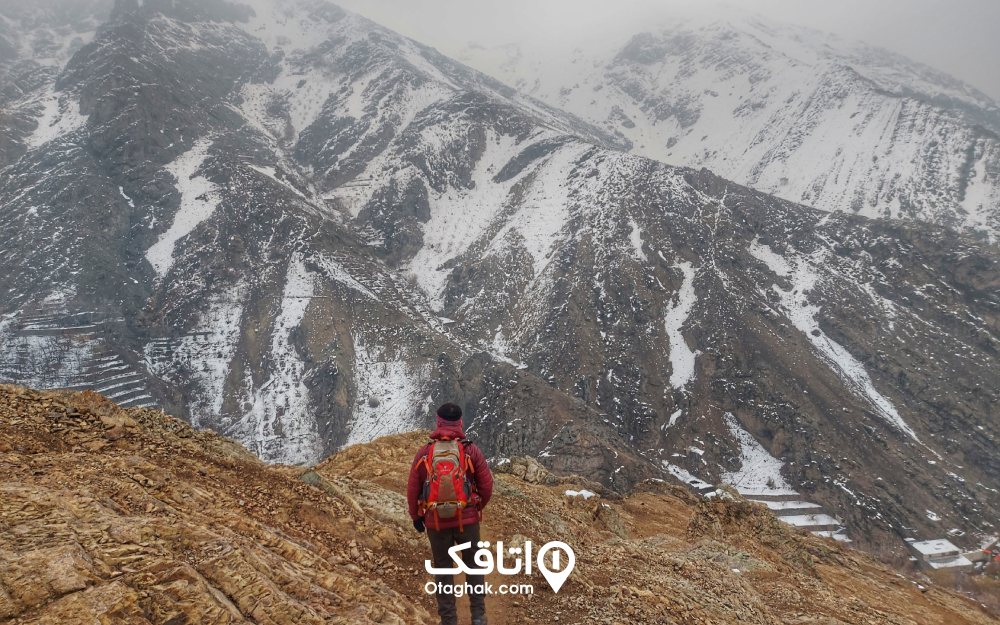 نمایی از یک کوهنورد که به دره درکه نگاه می‌کند