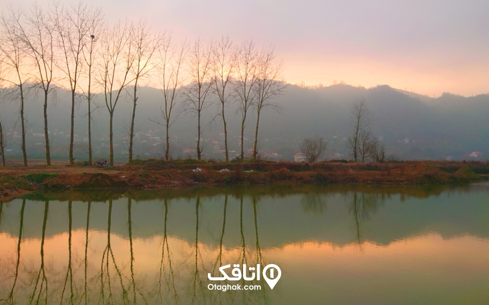 آب‌و‌هوای زیبای دریاچه ملاط لنگرود در غروب خورشید