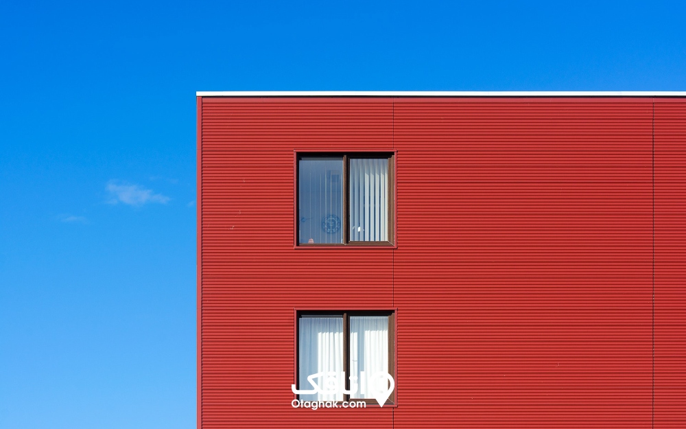 نمایی از یک ساختمان قرمز با پس‌زمینه آبی و متضاد
