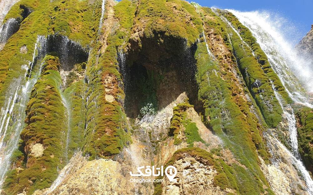 آبشار پونه زار و سنگ‌های خزه‌ای
